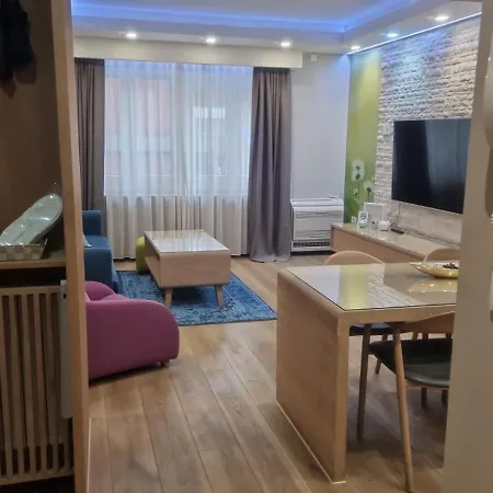 Center Accross Bbi Shopping Mall Apartment *